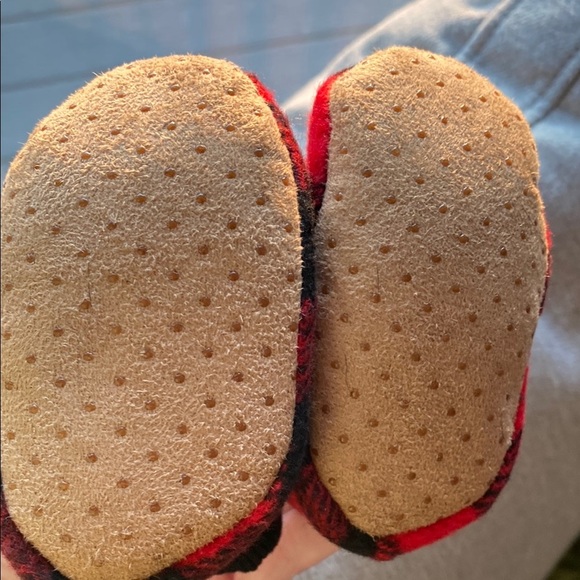 NWT 20 pair of Red & Black Plaid Kids Slippers 0-6 M & Grippy Feet Bottoms - Picture 5 of 13